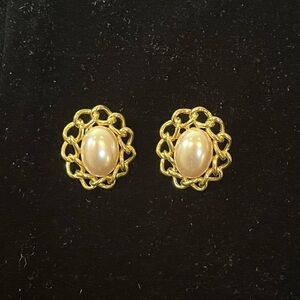 Vintage Gold Tone Oval Pearl earrings with chain design.
